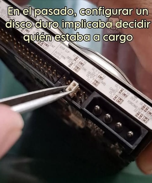 Antes instalar un disco duro era un ritual satánico - meme