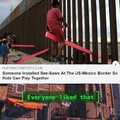 "Alguém instalou gangorras entre o muro e o México, agora as crianças podem brincar juntas"