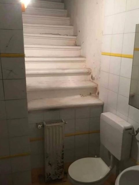 Las típicas escaleras del baño - meme