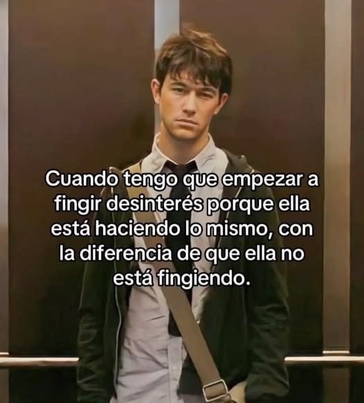 Fingiendo desinterés para no quedar mal, mientras ella ni lo finge - meme