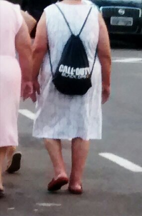 WTF??!!! Uma velhinha com uma bolsa do COD - meme