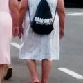 WTF??!!! Uma velhinha com uma bolsa do COD