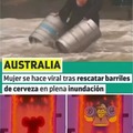 Mujer australia rescata barriles de cerveza en una inundación