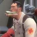 Medic comendo sanduba