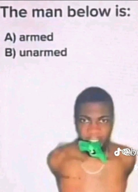 El hombre está: A) armado B) desarmado - meme