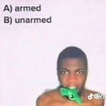 El hombre está: A) armado B) desarmado