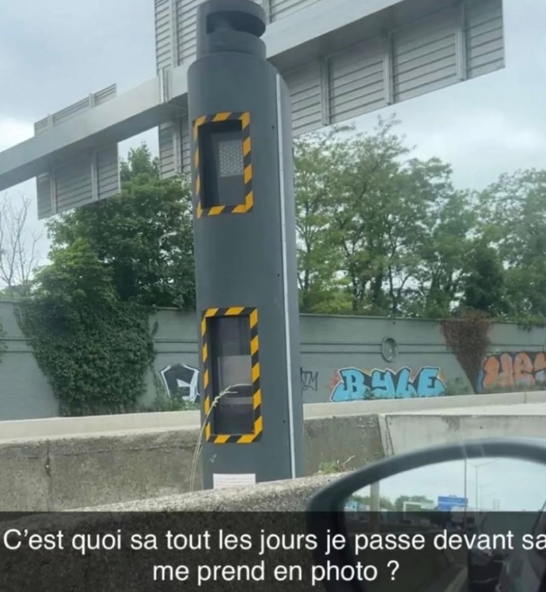 C quoi ce truc chelou qui me prend en photo H24 - meme