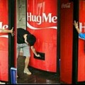 Hug Me = Abrazarme. Buen método publicitario.