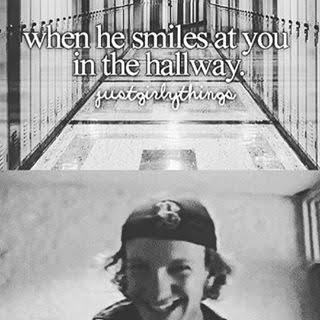 "quando ele sorri pra você no corredor" - meme