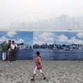 Em Hong Kong os turistas tiram foto em frente a um mural que mostra como a cidade foi um diaEm Hong Kong os turistas tiram foto em frente a um mural que mostra como a cidade foi um dia