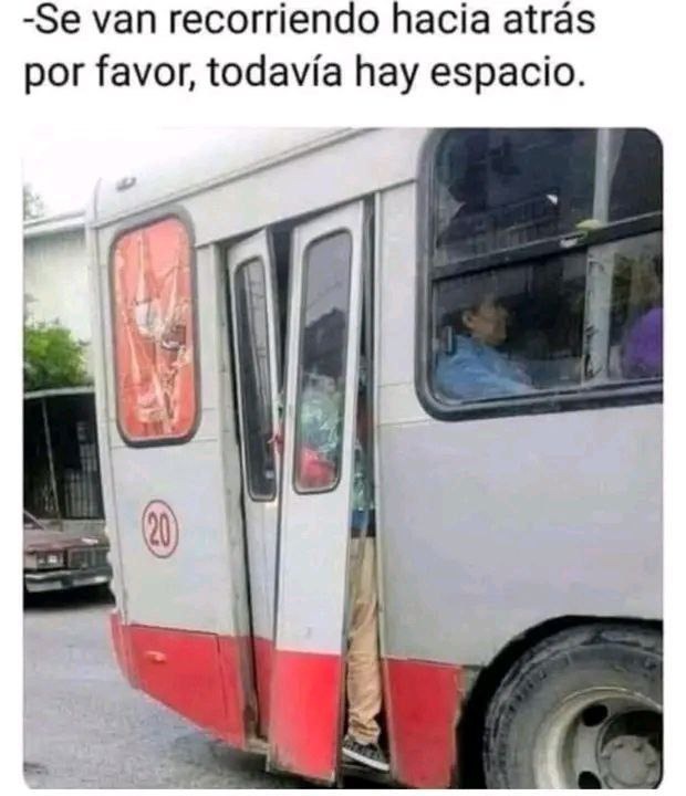 Ese momento en el bus cuando el chofer pide que te corras pa' atrás - meme