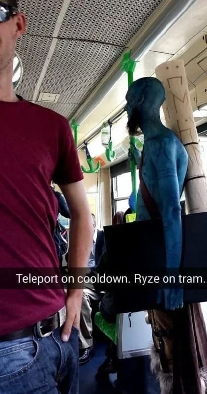 Cuando Ryze se sube al tranvía y aún tiene cooldown - meme
