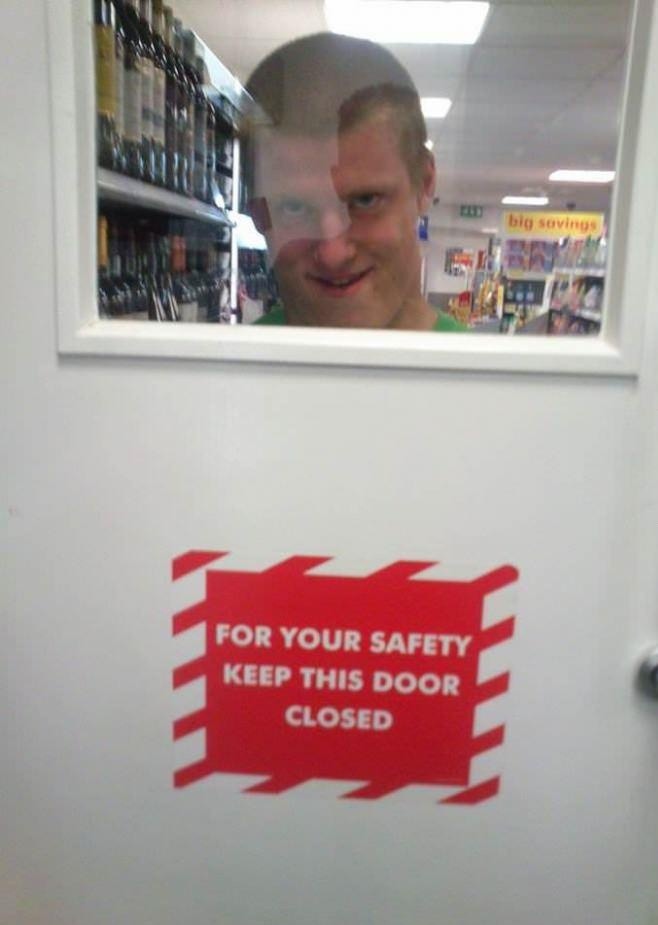 Pour votre sécurité gardez la porte fermée - meme