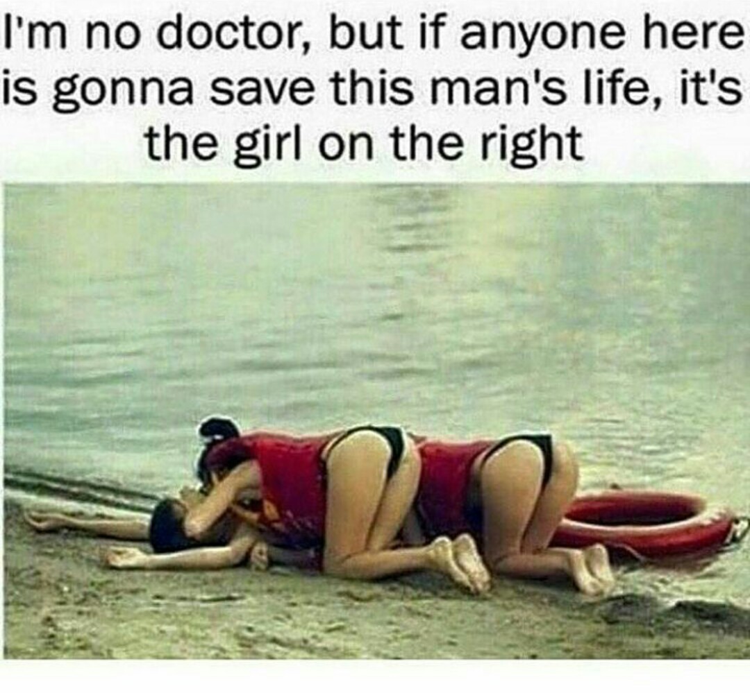 XD traduction: Je ne suis pas docteur, mais si quelqu'un va sauver la vie de cet homme, c'est la femme sur la droite - meme
