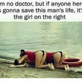 XD traduction: Je ne suis pas docteur, mais si quelqu'un va sauver la vie de cet homme, c'est la femme sur la droite
