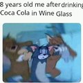 Eu com 8 anos depois de beber coca cola em uma taça de vinho