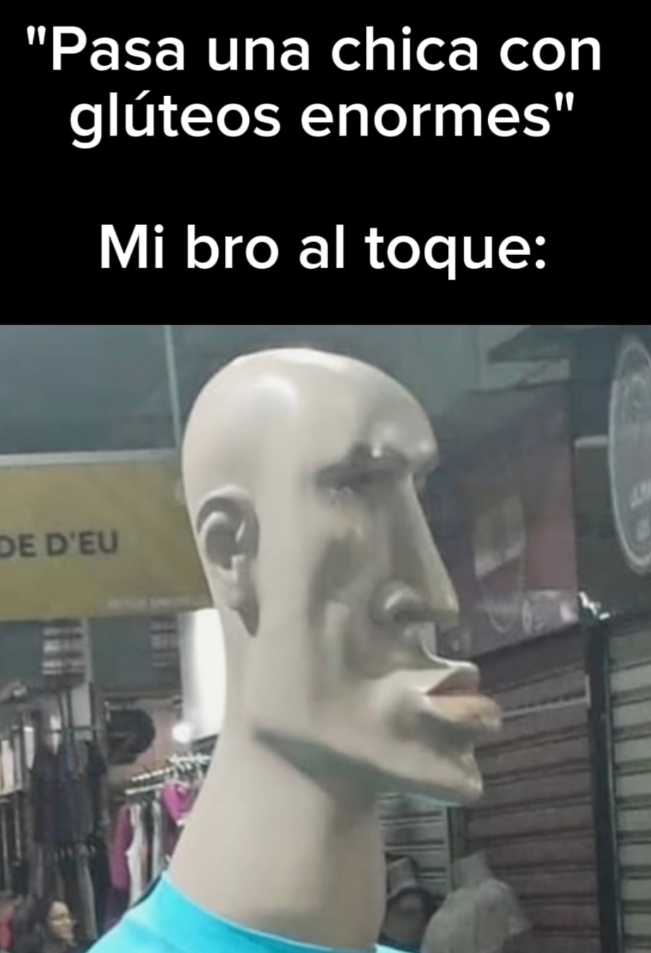 Pasa una chica con tremendo glúteo y mi bro gira la cabeza como radar - meme