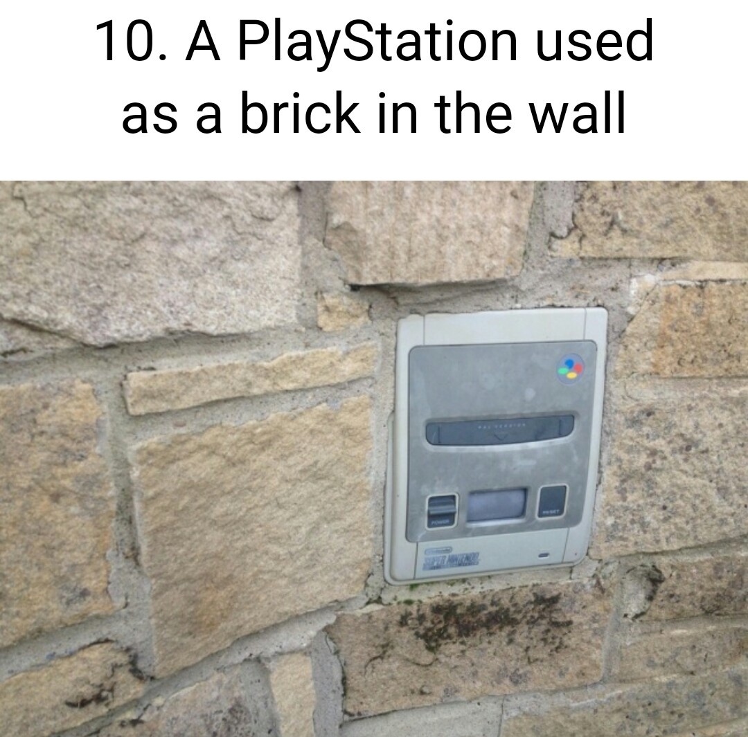 "Um PS1 usado como tijolo" - meme