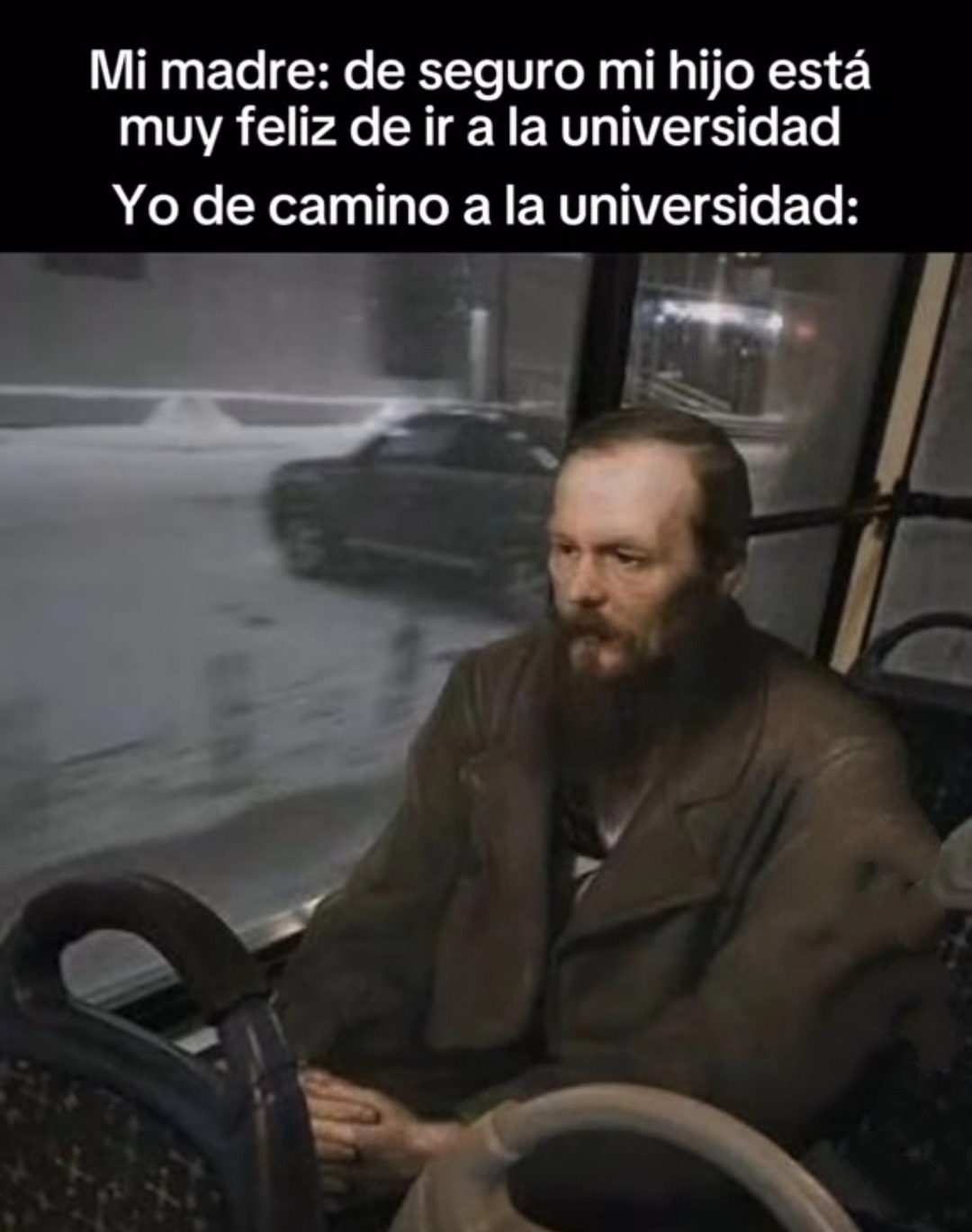 Mi madre pensando que amo la universidad vs yo de camino - meme
