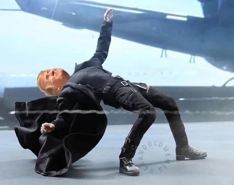 Momazo del Trump librando balas - meme