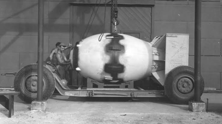Esta es la mismísima bomba de Hiroshima sin haber Sido lanzada aún - meme