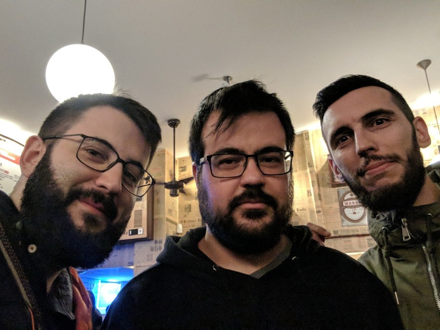 Hostia tío que pasa tronco acá te mando una foto de anoche de mis primos cuando nos estábamos intentando pasar un BOSS del final Fantasy VII el mejor puto juego de la historia chaval - meme