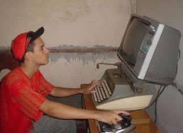 Se filtro una foto de uno de los tabajadores de novagarka en su oficina - meme