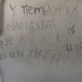 Las palabras en rojo son "américa Latina y feminismo" psdt: estaba el en el transporte
