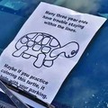 "Muitas crianças de 3 anos tem dificuldade em permanecer dentro das linhas. Talvez colorir essa tartaruga te ajude a estacionar"