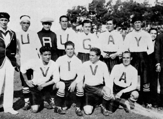 Contexto: en el mundial de Urugiay 1930 los jugadores de Bolivia llevaron camisetas con letras que formaban la frase viva Uruguay, el jugador con la U entre la G y la Y no se pudo presentar a tiempo - meme