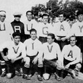 Contexto: en el mundial de Urugiay 1930 los jugadores de Bolivia llevaron camisetas con letras que formaban la frase viva Uruguay, el jugador con la U entre la G y la Y no se pudo presentar a tiempo
