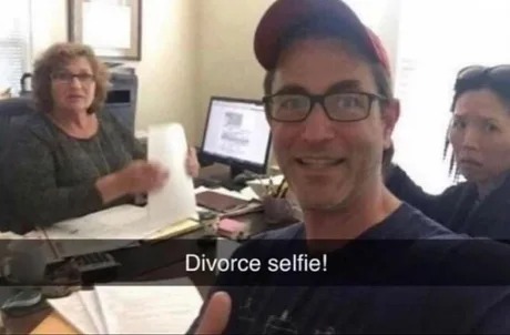 Divorce selfie - meme