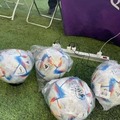 Cargando los balones de fútbol