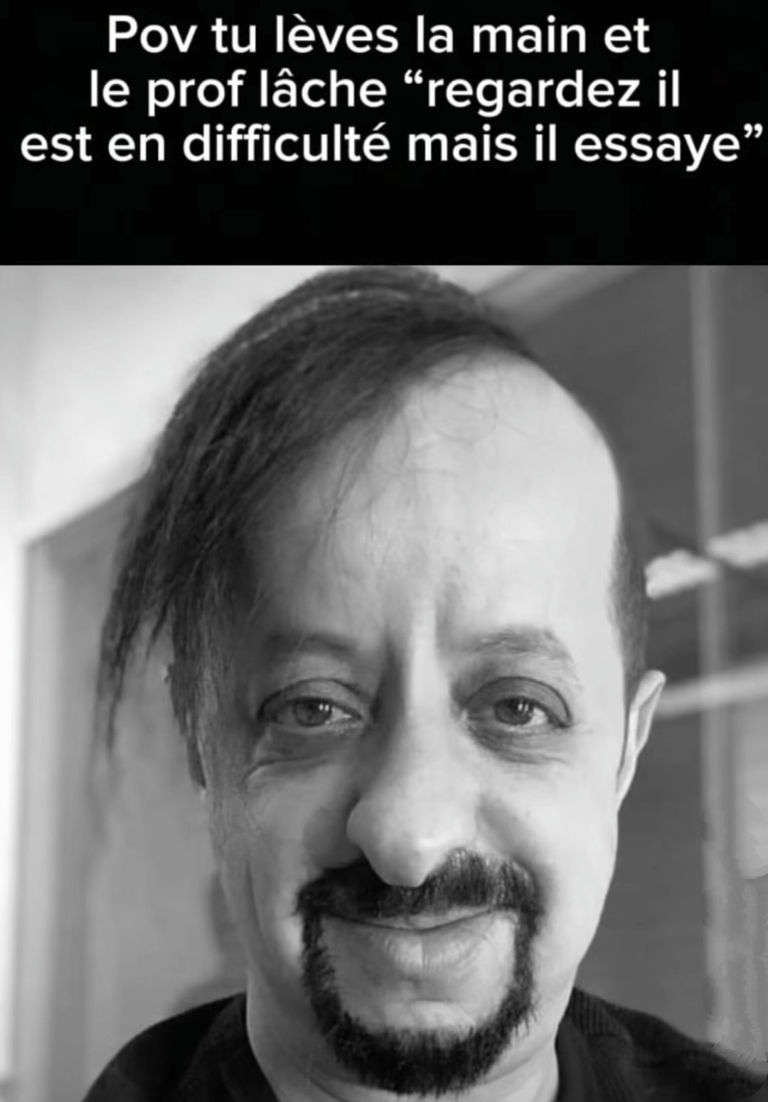 Quand tu lèves juste la main et ton pote balance direct que t'es au bout de ta vie devant le prof - meme