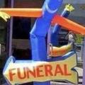 Al lado está el funeral