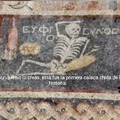 Contexto: En Turquía encontraron este mosaico que data de alrededor de hace 2000 años que pone "festeja y solo vive la vida".