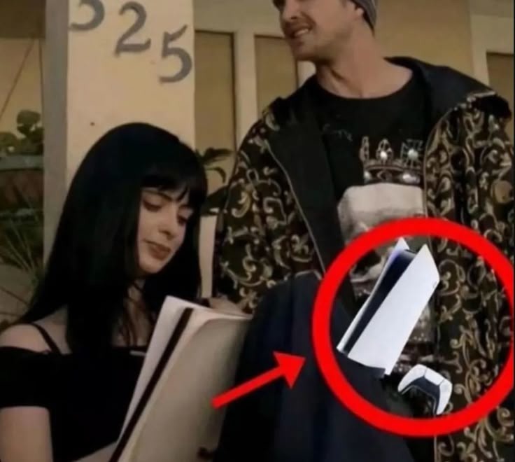 Ela é uma garota leitora e ele é um playstation boy - meme