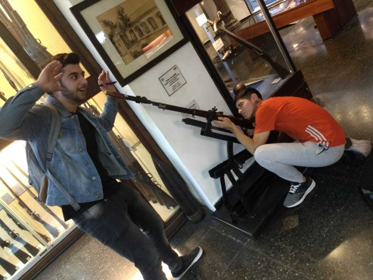 Hombres en un museo de armas - meme