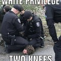 Privilegio blanco, 2 rodillas xdd