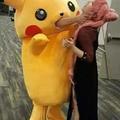 homem se veste de pikachu para atrair e matar otakus que se vestem de mulher