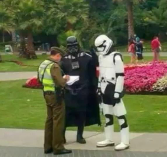 No banda arrestaron a Dark Vader y un clon... - meme