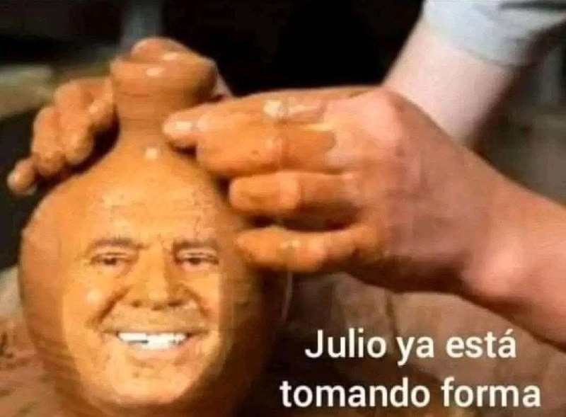 Julio ya se está transformando en julio Iglesias - meme