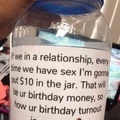 A cada secsu uma moeda no jarro, esse foi o presente de aniversário da namorada dele