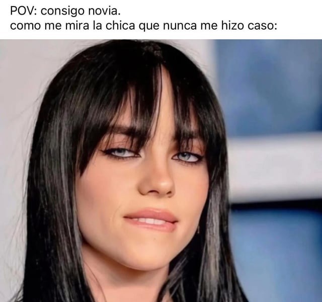Consigo novia y justo ahí la otra empieza a mirar raro - meme