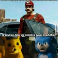 Extra Extra homem vestido de Super Mario se encontra com um ser humanoide azul no meio da rua e um rato amarelo gigante