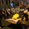 respecto a las protestas en Perú, son cosa seria pero ese cartel me dió risa