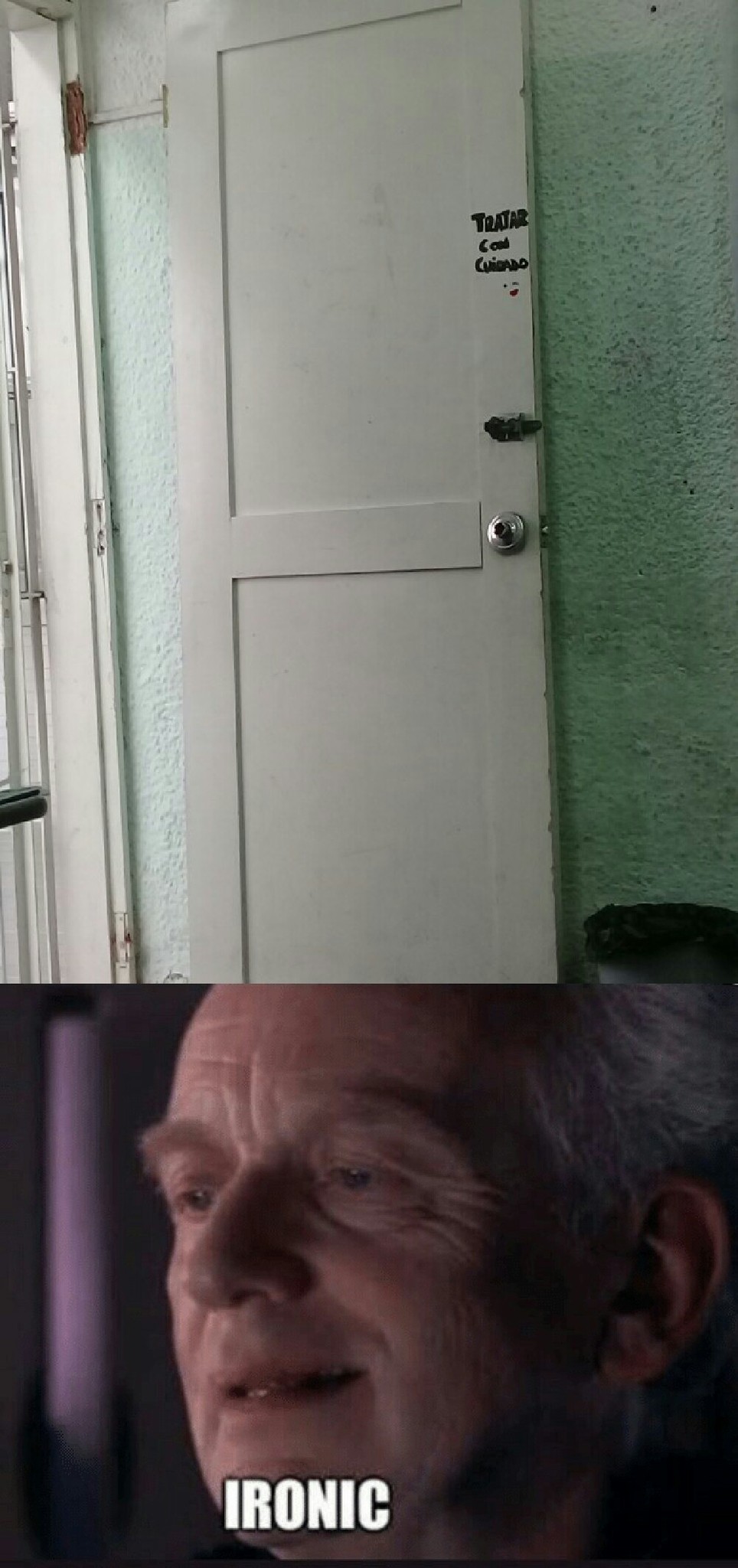 Pobre puerta - meme