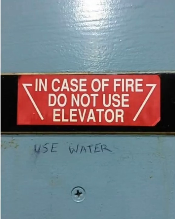 en caso de fuego no use el elevador, use agua - meme