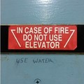 en caso de fuego no use el elevador, use agua