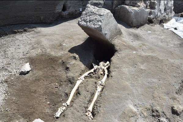 A 30-year-old Roman man who was crushed by a stone block during the eruption of Mt. Vesuvius, in Pompeii (79 AD) - meme